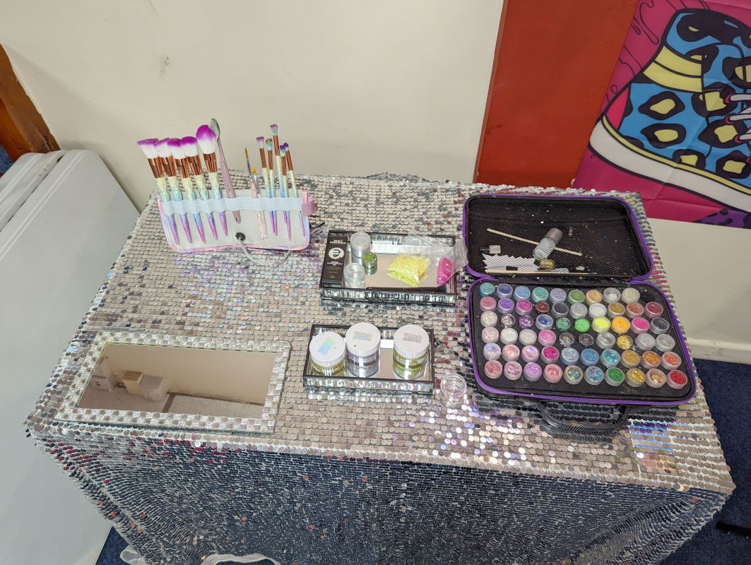 Glitter-bar-chers-funky-faces