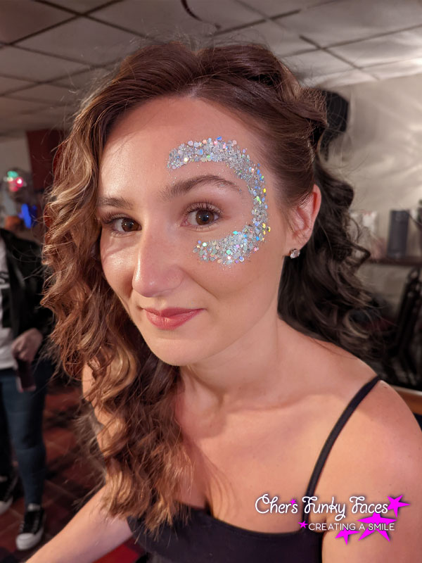 Lady-dressed-as-Sandra-Dee-has-silver-holographic-glitter-half-moon-around-her-eye-by-chers-funky-faces